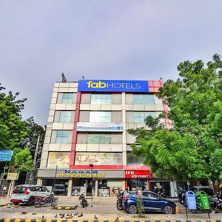 Leo Hotel Ahmedabad Esterno foto