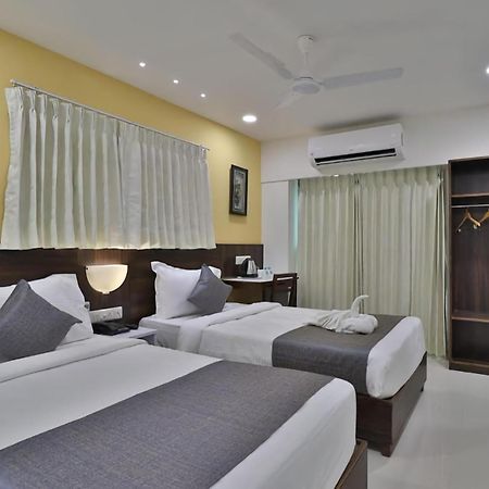 Leo Hotel Ahmedabad Esterno foto