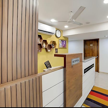 Leo Hotel Ahmedabad Esterno foto