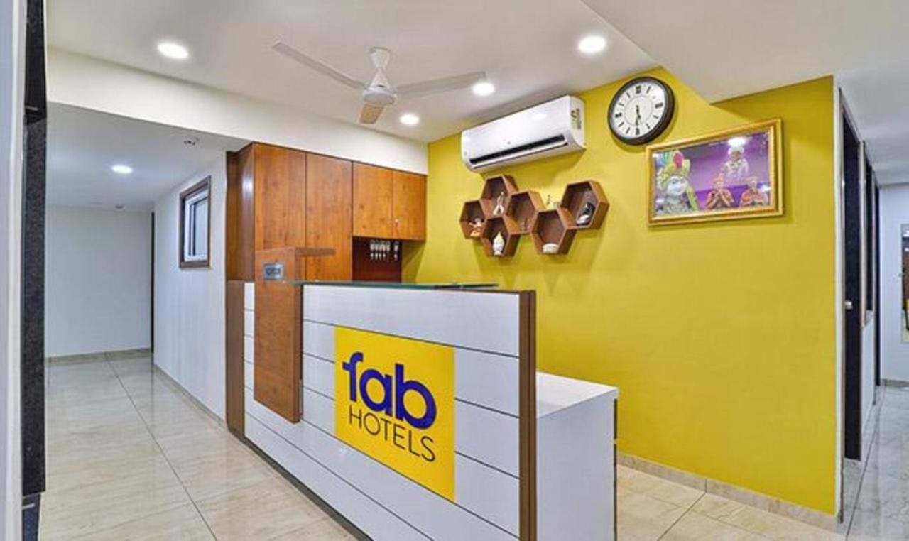 Leo Hotel Ahmedabad Esterno foto