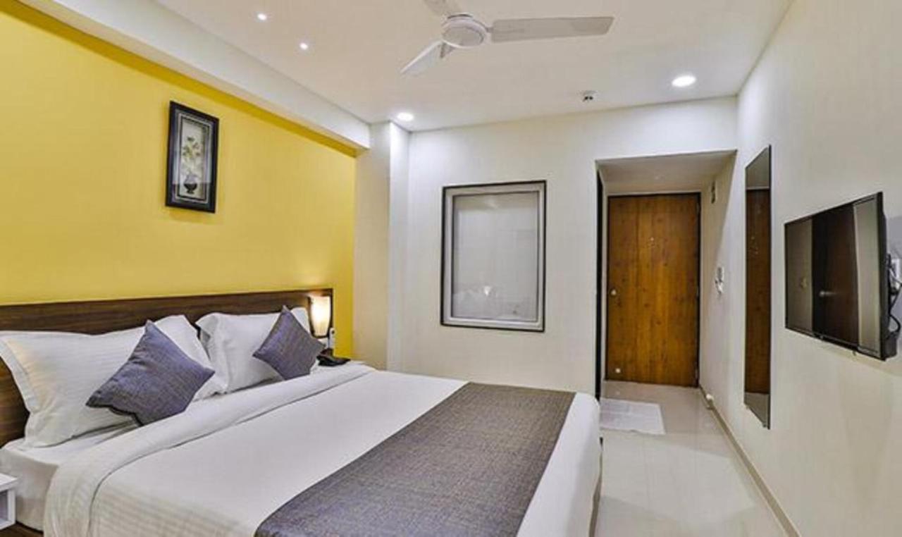 Leo Hotel Ahmedabad Esterno foto