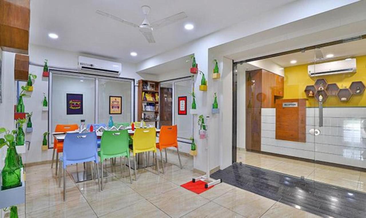 Leo Hotel Ahmedabad Esterno foto