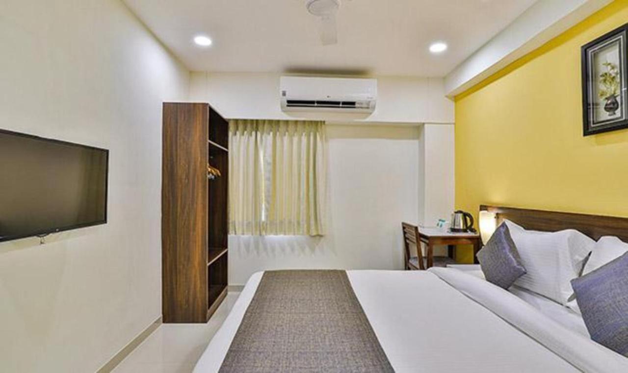 Leo Hotel Ahmedabad Esterno foto