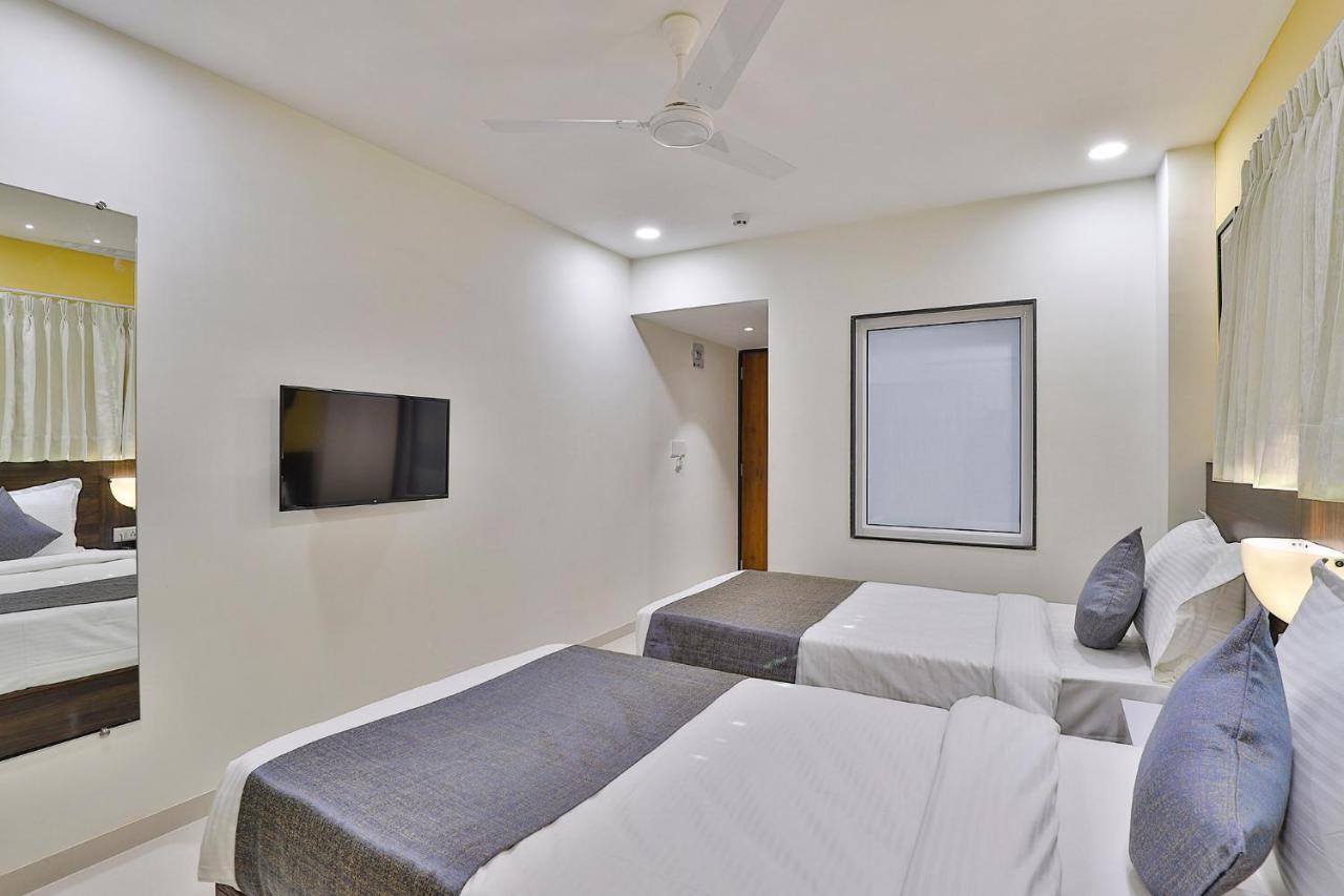Leo Hotel Ahmedabad Esterno foto