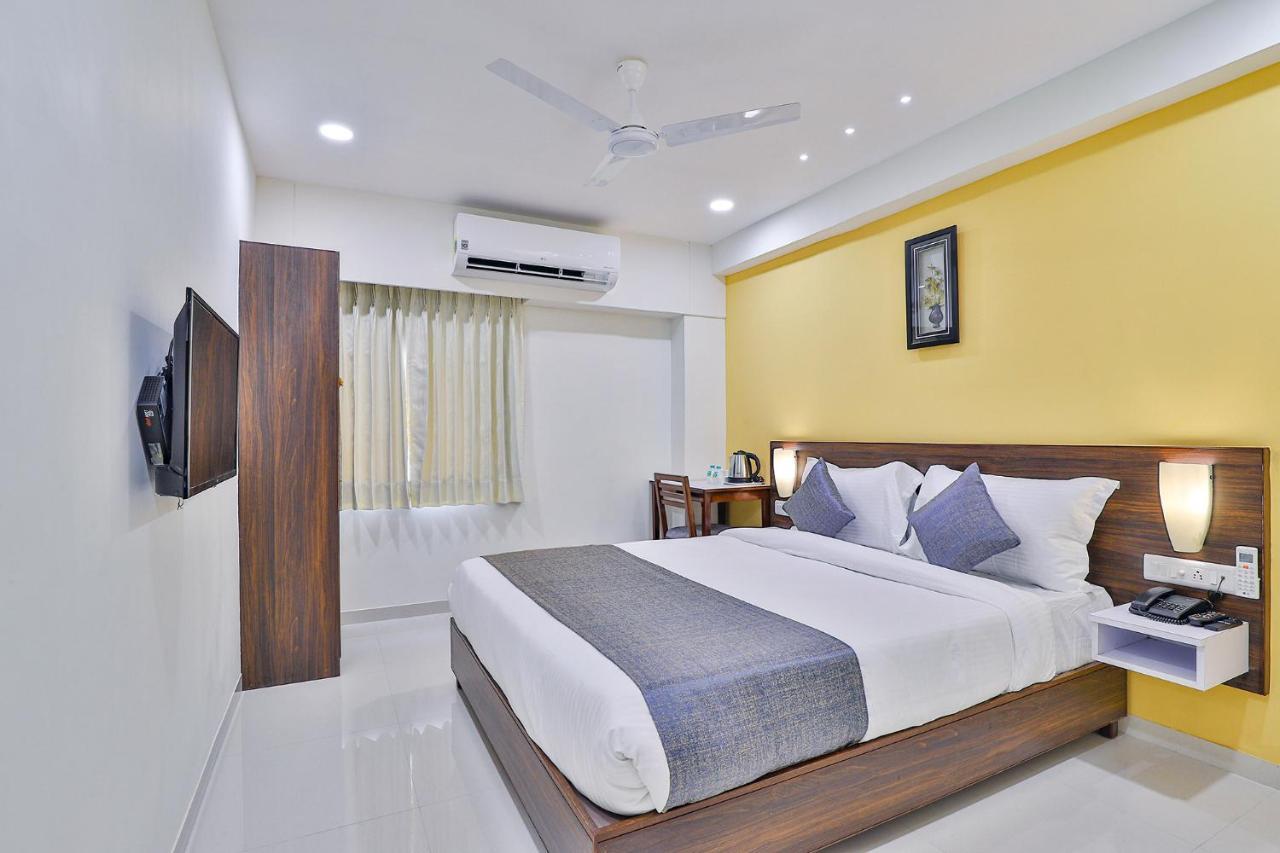 Leo Hotel Ahmedabad Esterno foto