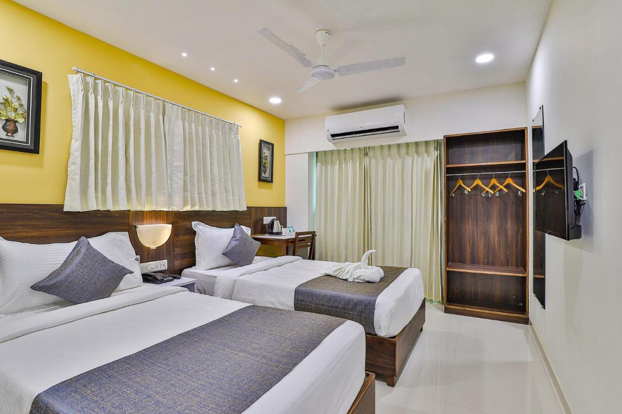 Leo Hotel Ahmedabad Esterno foto