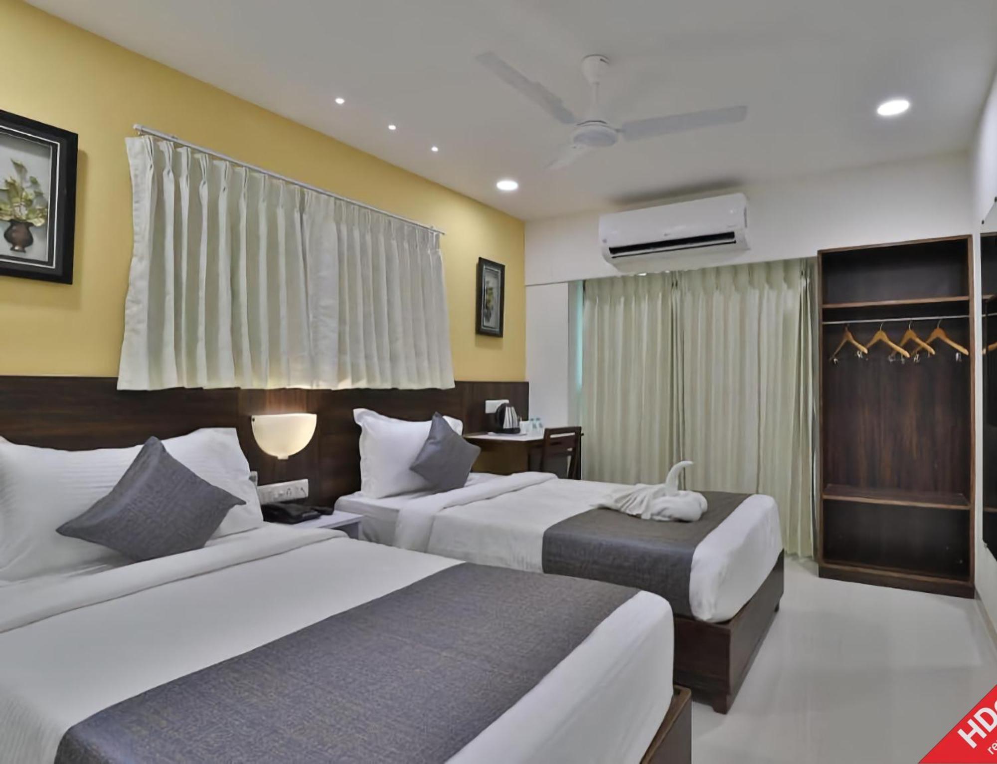 Leo Hotel Ahmedabad Esterno foto