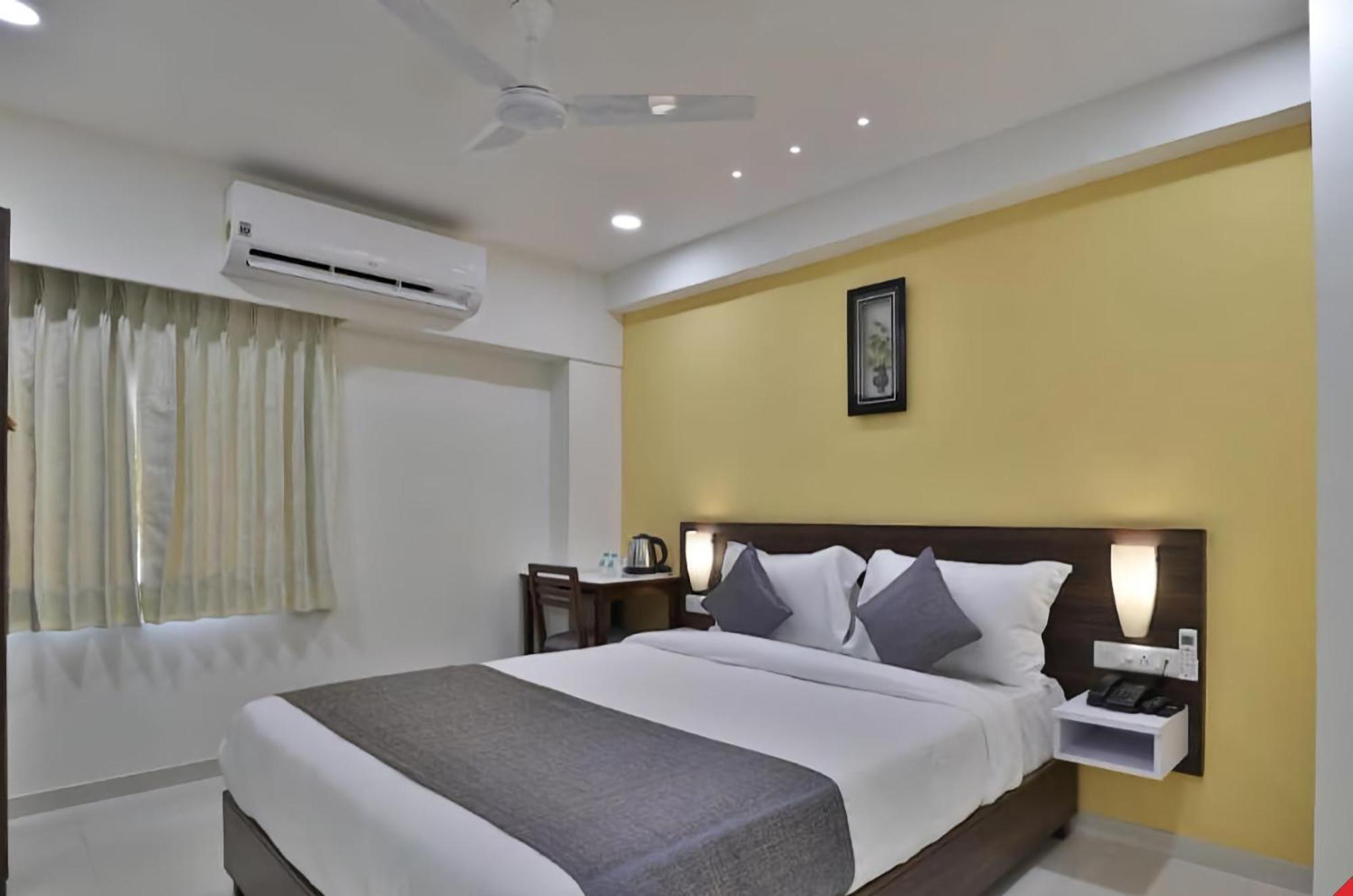 Leo Hotel Ahmedabad Esterno foto