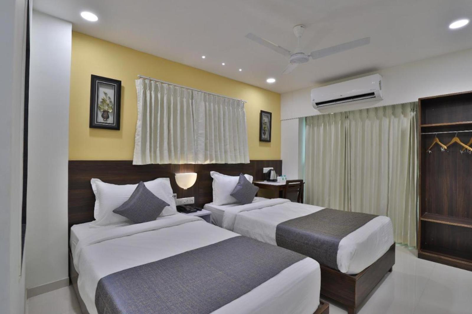 Leo Hotel Ahmedabad Esterno foto