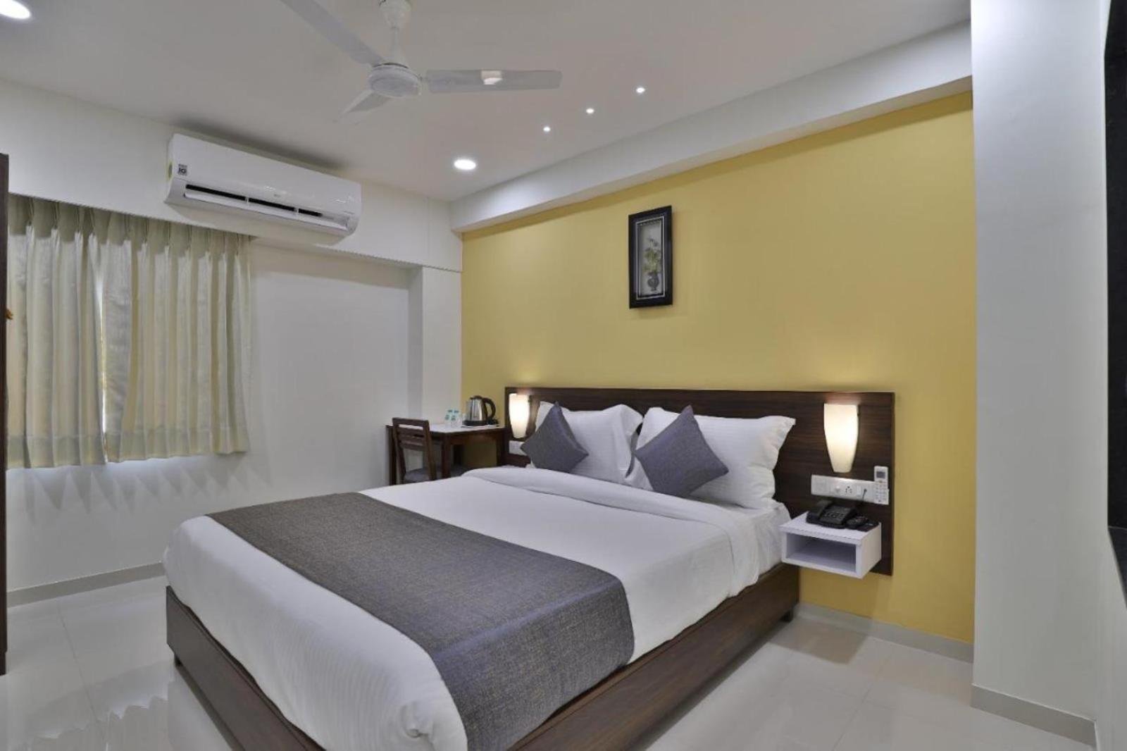 Leo Hotel Ahmedabad Esterno foto