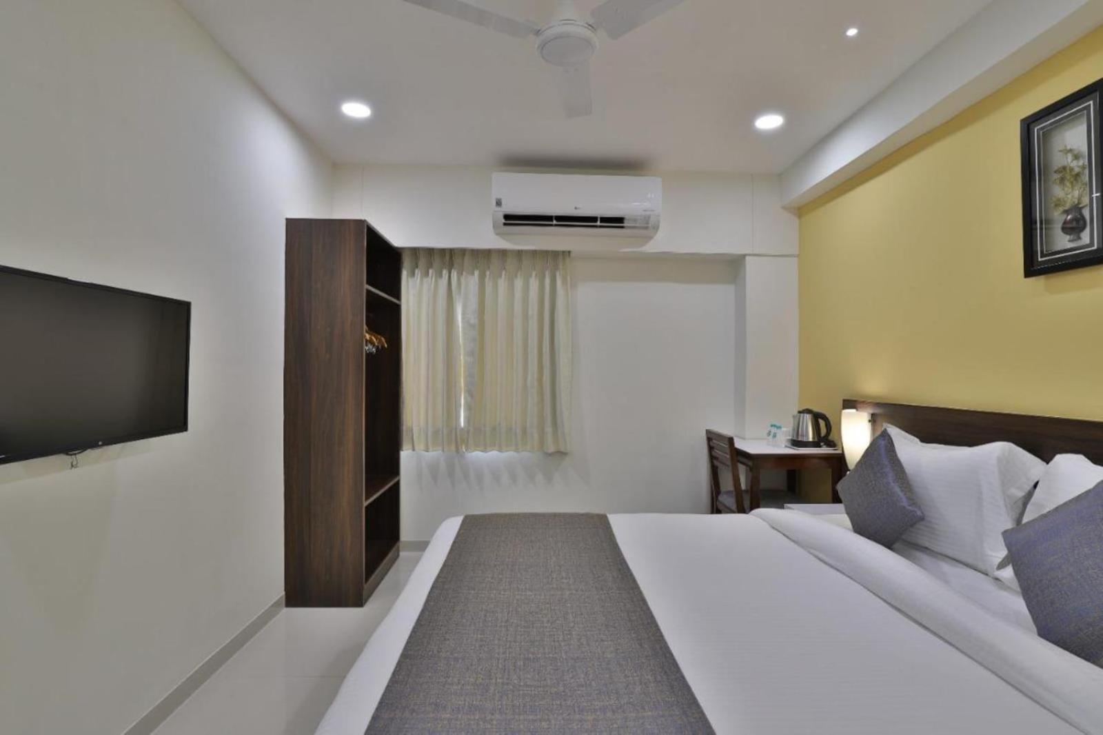 Leo Hotel Ahmedabad Esterno foto