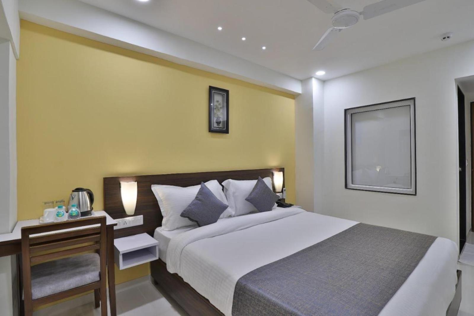 Leo Hotel Ahmedabad Esterno foto