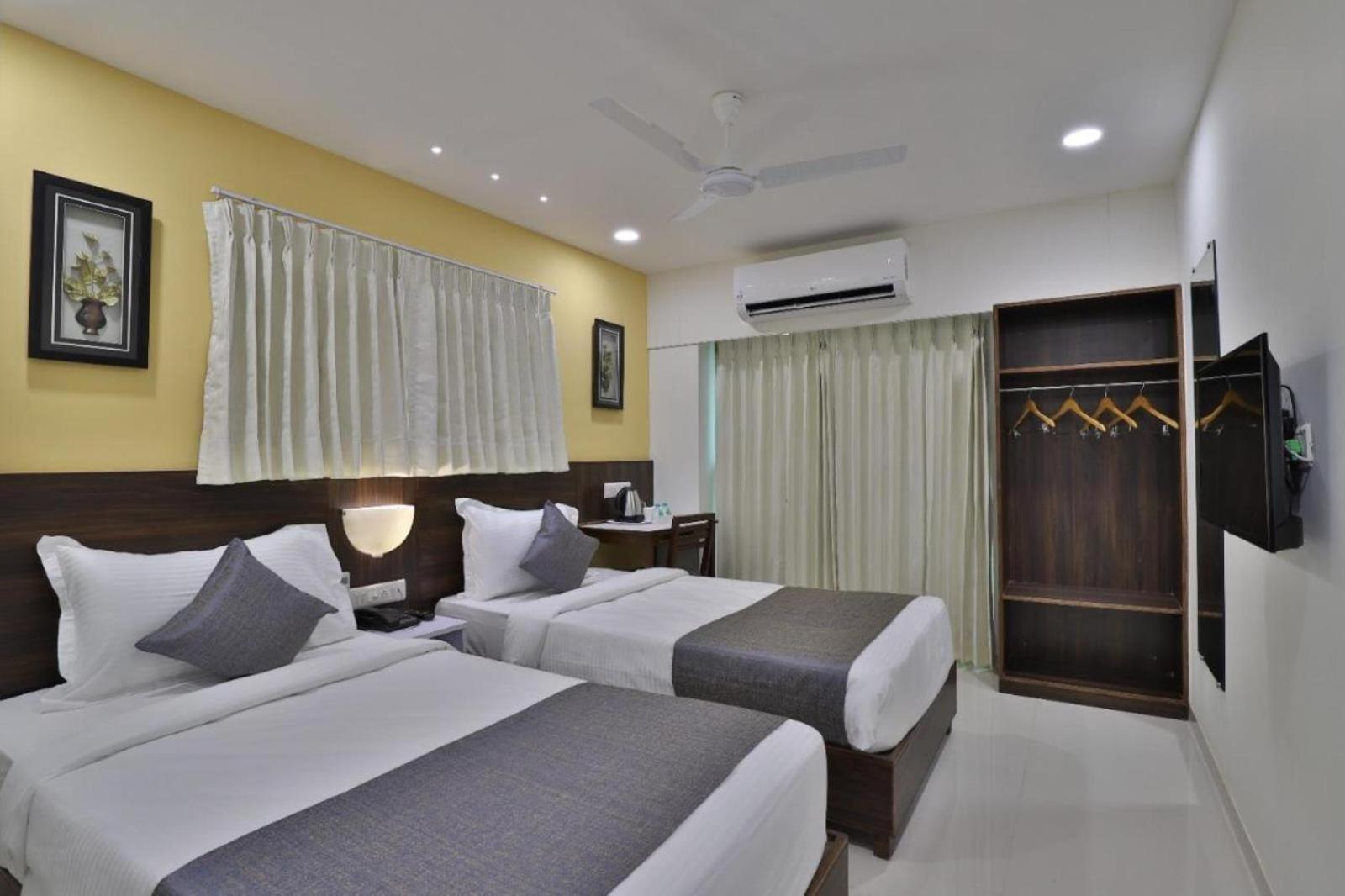 Leo Hotel Ahmedabad Esterno foto