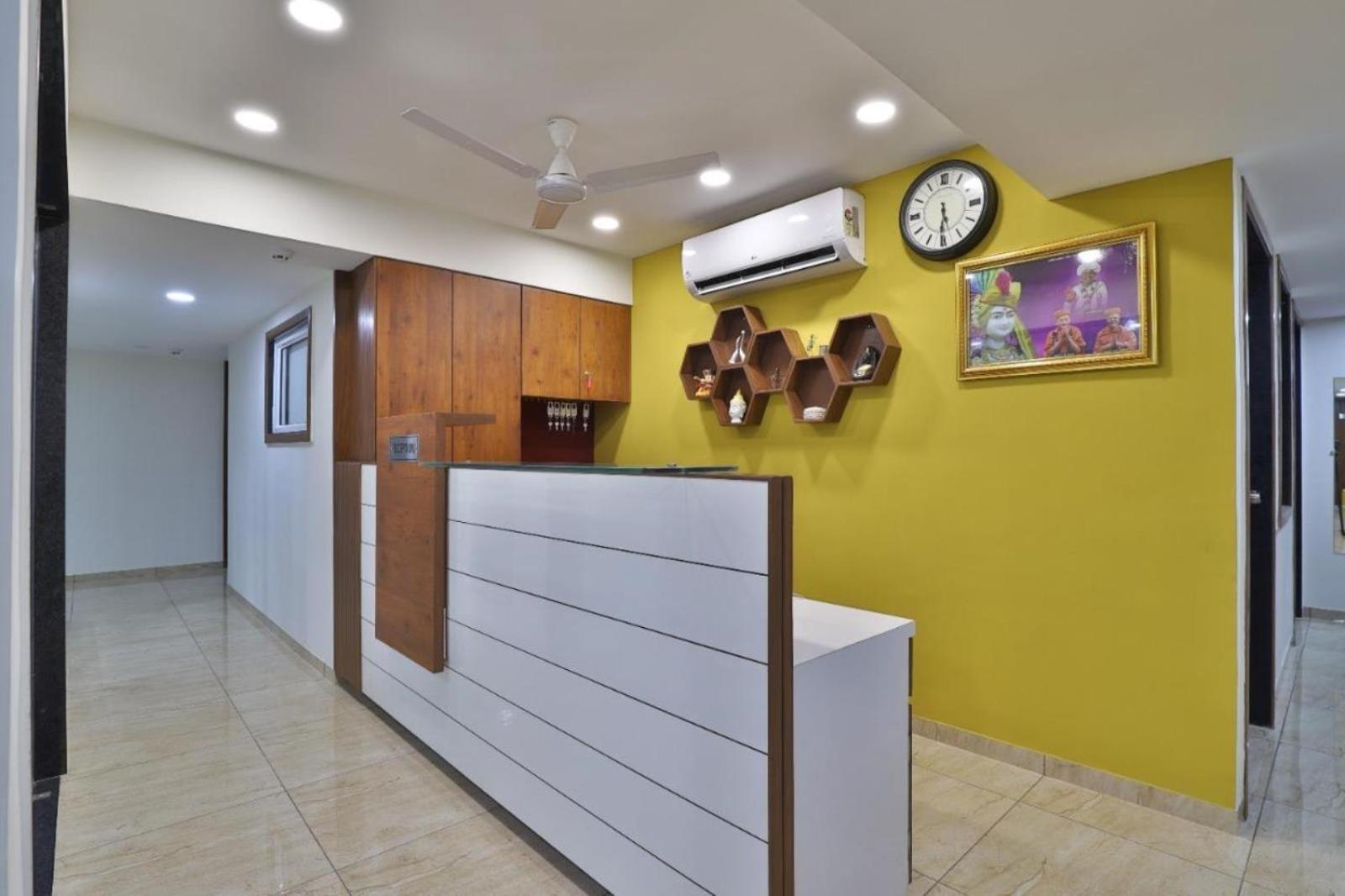Leo Hotel Ahmedabad Esterno foto