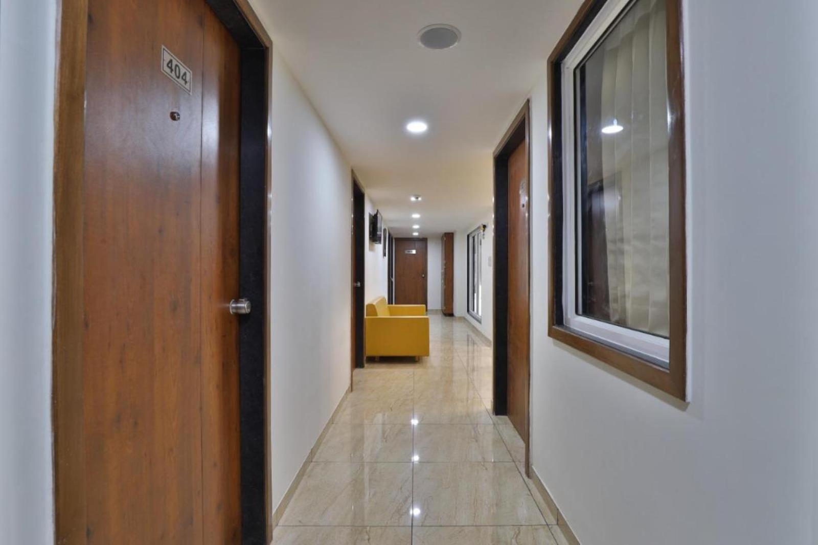Leo Hotel Ahmedabad Esterno foto
