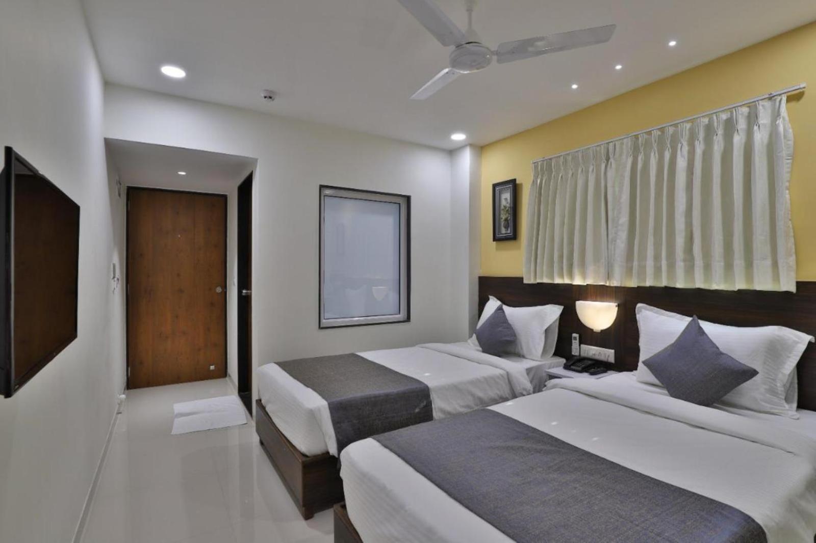 Leo Hotel Ahmedabad Esterno foto